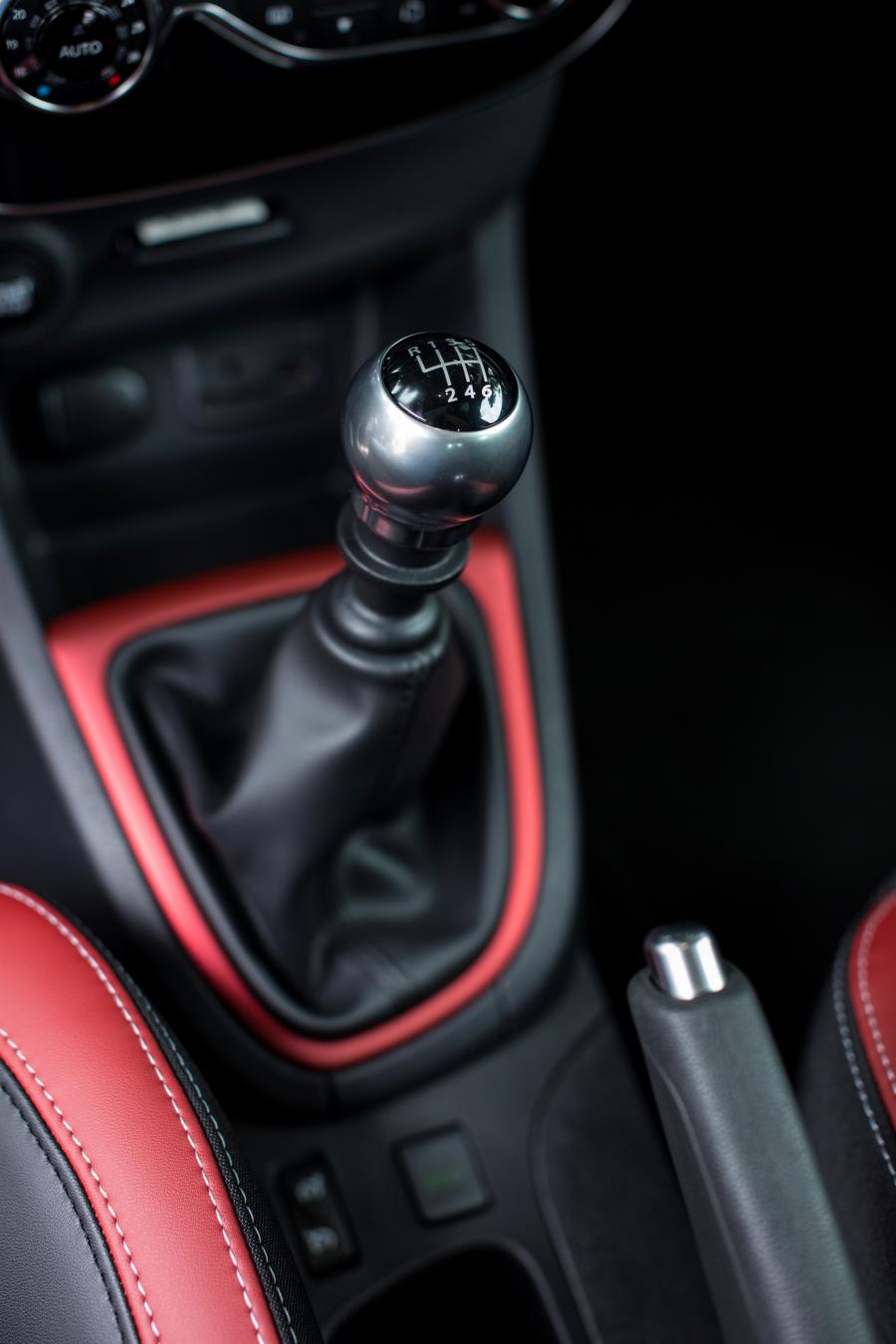 Детали интерьера Renault Clio 2016 года  (фото 26 из 80)